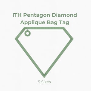 Peut inclure: Un motif d'étiquette de sac en forme de diamant vert sauge avec un trou circulaire pour la fixation. Le texte indique ITH Pentagon Diamond Applique Bag Tag et 5 Sizes. Une colonne de cinq icônes circulaires indique les tailles 3, 3.5, 4, 5 et 6 pouces.