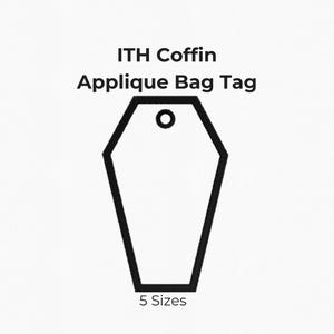 Może przedstawiać: Biała zawieszka do torby w kształcie trumny z grubą czarną obwódką i okrągłym otworem u góry. Tekst brzmi ITH Coffin Applique Bag Tag oraz 5 Sizes. Pięć czarnych okrągłych ikon wymienia rozmiary jako 3", 3.5", 4", 5" oraz 6".