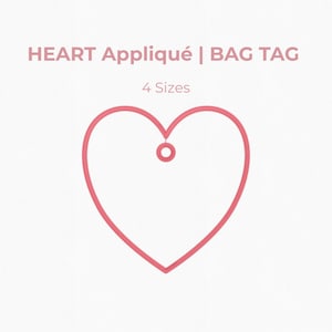 以下が含まれることがあります： 「HEART Appliqué | BAG TAG」と「4 Sizes」の文字が入ったピンク色のハートアップリケのバッグタグデザイン。タグは7.6cm、10.2cm、12.7cm、15.2cmのサイズがあります。HappyCraft CAFEのロゴが左上にあります。