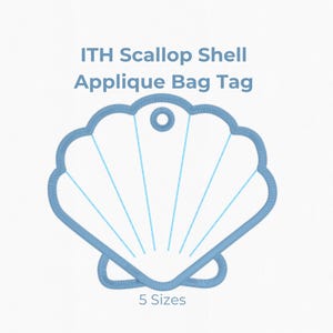 Puede incluir: Un diseño de etiqueta de bolso con aplique de concha de vieira azul claro. La etiqueta está disponible en 5 tamaños, que van desde 7,6 cm hasta 15,2 cm. El diseño incluye el texto "ITH Scallop Shell Applique Bag Tag".