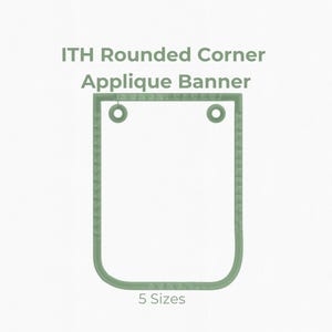 Op de afbeelding: Een saliegroene ITH-applicatiebanner met afgeronde hoeken, rechthoekig met afgeronde onderhoeken en twee ronde oogjes aan de bovenkant. De tekst luidt ITH Rounded Corner Applique Banner en 5 Sizes, met labels van 3, 3.5, 4, 5 en 6 inch.