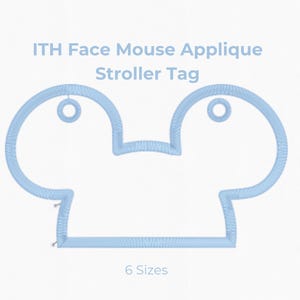 Könnte beinhalten: Ein hellblaues ITH Face Mouse Applique Kinderwagen-Etikett, erhältlich in 6 Größen, von 7,6 cm bis 20,3 cm. Das Etikett zeigt ein Mausgesicht-Design mit zwei kreisförmigen Elementen oben und einer Verbindungsform unten.