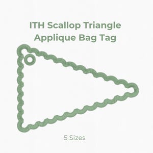 Op de afbeelding: Een lichtgroen, geschulpte driehoekige applicatie bag tag met een gat aan de bovenkant. De tag is verkrijgbaar in 5 maten: 7,6 cm, 8,9 cm, 10,2 cm, 12,7 cm en 15,2 cm. De tekst "ITH Scallop Triangle Applique Bag Tag" wordt hierboven weergegeven.