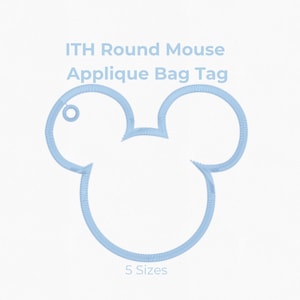 Könnte beinhalten: Ein hellblaues Maschinenstickmuster für einen runden, mausförmigen Applikations-Gepäckanhänger. Der Text lautet ITH Round Mouse Applique Bag Tag und 5 Sizes. Eine Spalte mit Kreisen listet die Größen 3, 3.5, 4, 5 und 6 Zoll auf.