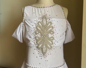 Traje lírico femenino único en su clase, incluye tocado.