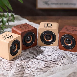 Personalisierte gravierte hölzerne Lautsprecher, benutzerdefinierte Groomsmen Geschenke, gravierte hölzerne Mini-Lautsprecher, tragbare wiederaufladbare, Hochzeitsfeierbevorzugung