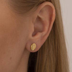 Zierliche ovale Ohrstecker, 18K Gold überzogene flache Scheibe Ohrringe, einfache tägliche Ohrring kleine Goldkaffeebohne Ohrstecker, Geschenk für sie