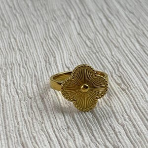 Anel Alhambra de trevo de ouro Van Cleef Arpels 