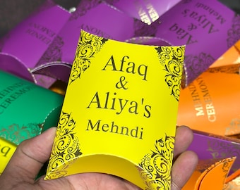 Cajas étnicas de cartón brillante con motivos dorados para recuerdos de boda personalizados con mehndi