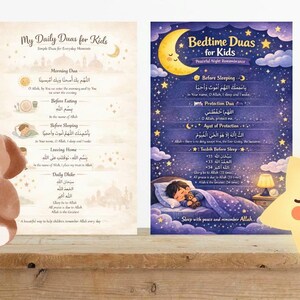 Può includere: Un'esposizione educativa per bambini con due poster illustrati con testo in arabo e inglese. Un peluche a forma di cane e una luce notturna a forma di stella sono su una superficie di legno. I poster sono intitolati "My Daily Duas for Kids" e "Bedtime Duas for Kids".
