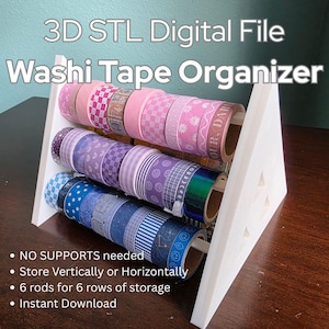 Op de afbeelding: Een witte washi tape organizer met drie niveaus, elk met kleurrijke washi tape rollen. De tekst op de afbeelding luidt "3D STL Digital File Washi Tape Organizer." Extra tekst luidt "No supports needed", "Store Vertically or Horizontally", "6 rods for 6 rows of storage" en "Instant Download."