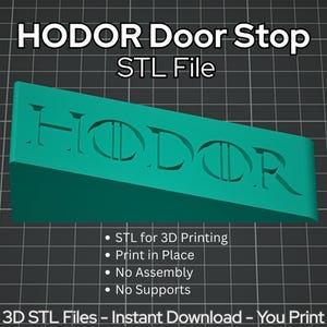 Może przedstawiać: Turkusowy klin do drzwi z wytłoczonym słowem HODOR na boku. Na górze widnieje napis HODOR Door Stop STL File, a poniżej punkty: STL for 3D Printing, Print in Place, No Assembly oraz No Supports.