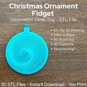 Pode incluir: Um brinquedo fidget de enfeite de Natal turquesa com um design em espiral. O texto na imagem diz "Christmas Ornament Fidget" e "Geometric Desk Toy - STL File". O texto adicional inclui "STL for 3D Printing", "Print in Place", "No Assembly", "No Supports" e "Mesmerizing!!"