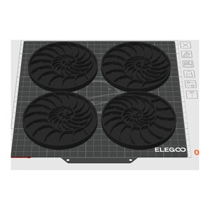 Puede incluir: Cuatro posavasos circulares negros con un dise&ntilde;o de concha de nautilus. Est&aacute;n dispuestos sobre una superficie de rejilla gris, probablemente una base de impresora 3D. La palabra "ELEGOO" es visible en la esquina inferior derecha.