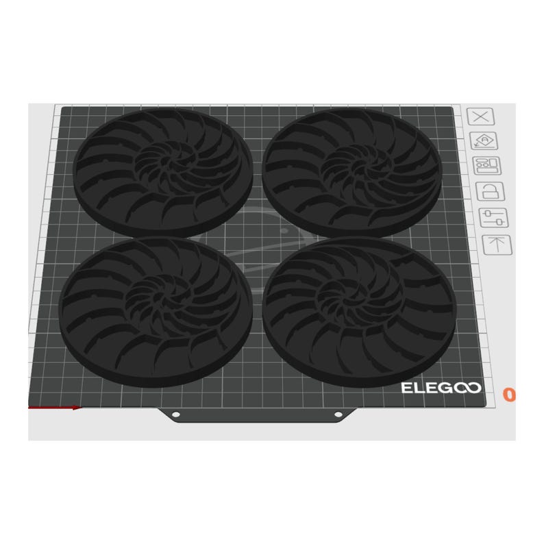 Puede incluir: Cuatro posavasos circulares negros con un dise&ntilde;o de concha de nautilus. Est&aacute;n dispuestos sobre una superficie de rejilla gris, probablemente una base de impresora 3D. La palabra "ELEGOO" es visible en la esquina inferior derecha.