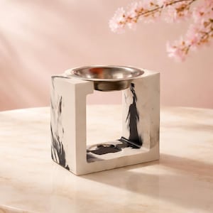 Pode incluir: Um conjunto de três canecas de cerâmica com acabamento fosco e salpicado. Cada caneca apresenta uma cor diferente: azul claro, creme e cinza. As canecas têm um design simples e moderno com formato arredondado e uma alça confortável.