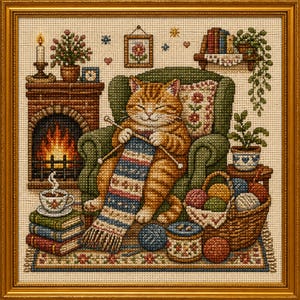 Puede incluir: Imagen de punto de cruz de un gato atigrado naranja tejiendo una bufanda en un sillón verde. La escena incluye una chimenea, libros, una taza de té y una cesta de lana, todo dentro de un marco dorado.
