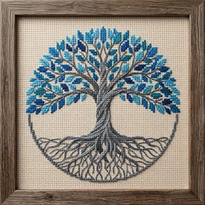 Peut inclure: Broderie au point de croix d'un arbre avec un design circulaire. L'arbre présente un tronc et des racines gris, avec des feuilles bleues et turquoise. L'œuvre est encadrée dans un cadre en bois rustique, créant une pièce décorative.