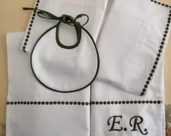 pram sheet, cot and bib