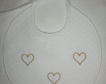 Handgemaakt, gepersonaliseerd slabbetje, crèmekleurig met kleine hartjes.