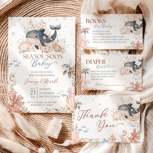K&ouml;nnte beinhalten: Ein Set von Babyparty-Einladungen und Karten mit Meeresmotiven. Die Einladung zeigt eine Aquarellillustration eines Delfins und den Text "Sea You Soon Baby". Zus&auml;tzliche Karten sind "Books for Baby", "Diaper Raffle" und "Thank You".