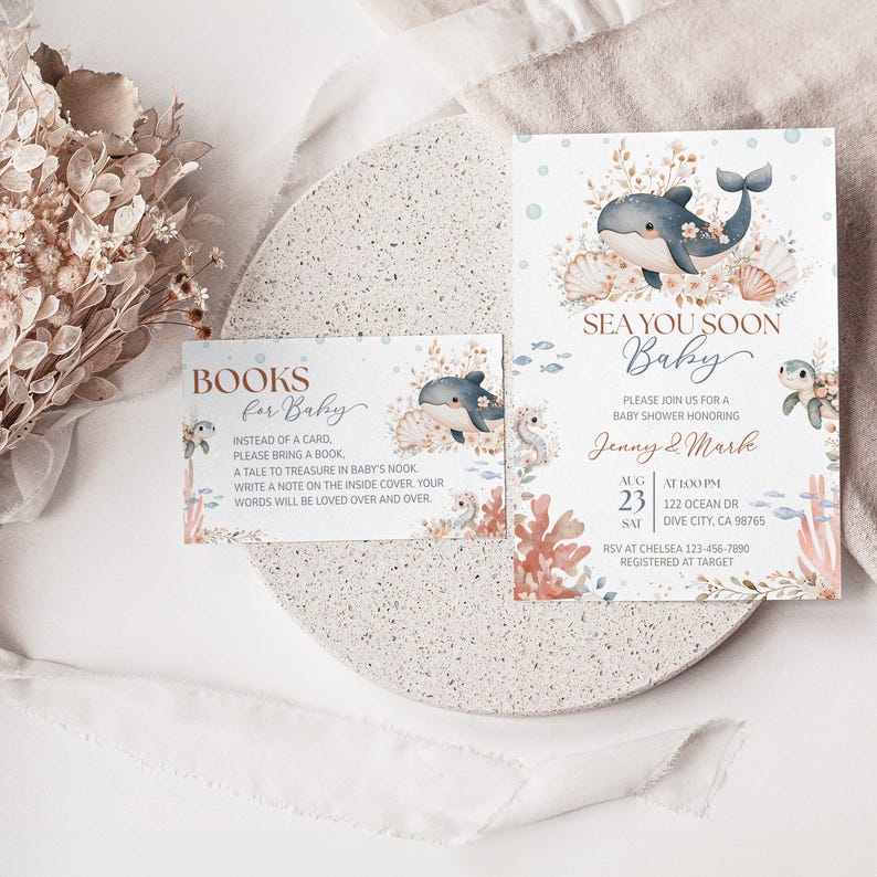 K&ouml;nnte beinhalten: Babyparty-Einladungen und Karten zur Buchanforderung. Die Einladung zeigt eine Illustration eines Delfins, Muscheln und florale Akzente. Die Karte enth&auml;lt den Text "Sea You Soon Baby" und Veranstaltungsdetails.