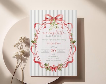 Może przedstawiać: Prostokątne zaproszenie na baby shower z tłem w pionowe czarne paski. W centrum znajduje się owalna ramka utworzona przez czerwoną wstążkę akwarelową i liście ostrokrzewu, z napisem A merry little baby shower dla Evelyn Moore.