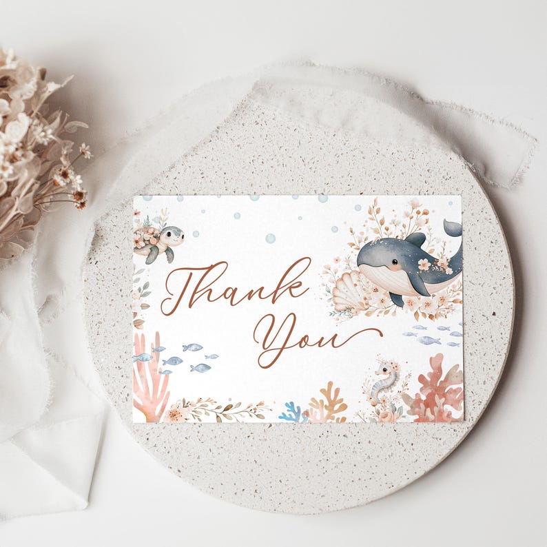 K&ouml;nnte beinhalten: Aquarell-Dankeskarte mit Illustrationen von Wal, Meeresschildkr&ouml;te, Seepferdchen und Korallenriff. Die Worte "Thank You" sind in brauner Schrift geschrieben. Die Karte hat eine weiche, pastellfarbene Farbpalette.