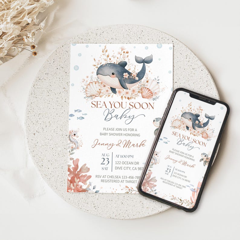 K&ouml;nnte beinhalten: Eine Babyparty-Einladung mit einem Aquarelldesign mit einem Wal, Muscheln und floralen Elementen. Die Einladung lautet "Sea You Soon Baby" und enth&auml;lt Veranstaltungsdetails. Ein Smartphone zeigt das gleiche Design.