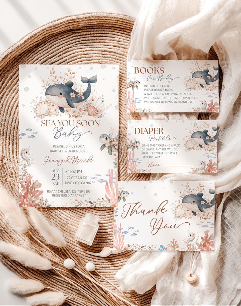 K&ouml;nnte beinhalten: Ein Set von Babyparty-Einladungen und Karten mit Meeresmotiven. Die Einladung zeigt eine Aquarellillustration eines Delfins und den Text "Sea You Soon Baby". Zus&auml;tzliche Karten sind "Books for Baby", "Diaper Raffle" und "Thank You".