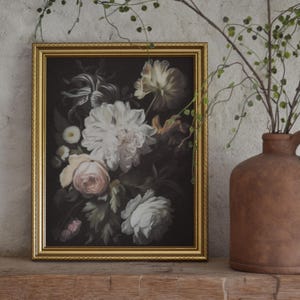 ムーディなダークフローラルブーケの絵画、ドラマチックなフラワーアートプリント、ヴィンテージ風の植物壁装飾、ギフトのアイデア