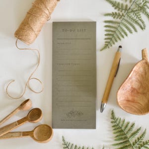 Floral To Do List Notepad – Memo Pad with 50 Tear-Off Sheets – Daily Task List, Magnetic, Office Stationery, Gift for Her, Grocery List
