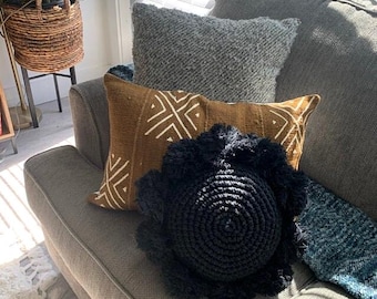 Cojín negro de crochet: Cojín decorativo con pompones de algodón