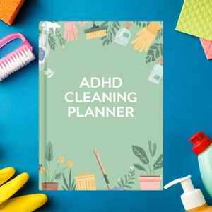 Może przedstawiać: Zielony planer sprzątania ADHD z białym tekstem, otoczony ilustracjami środk&oacute;w czystości i roślin. Planer znajduje się na niebieskiej powierzchni, z rozrzuconymi na krawędziach środkami czystości i gąbkami.