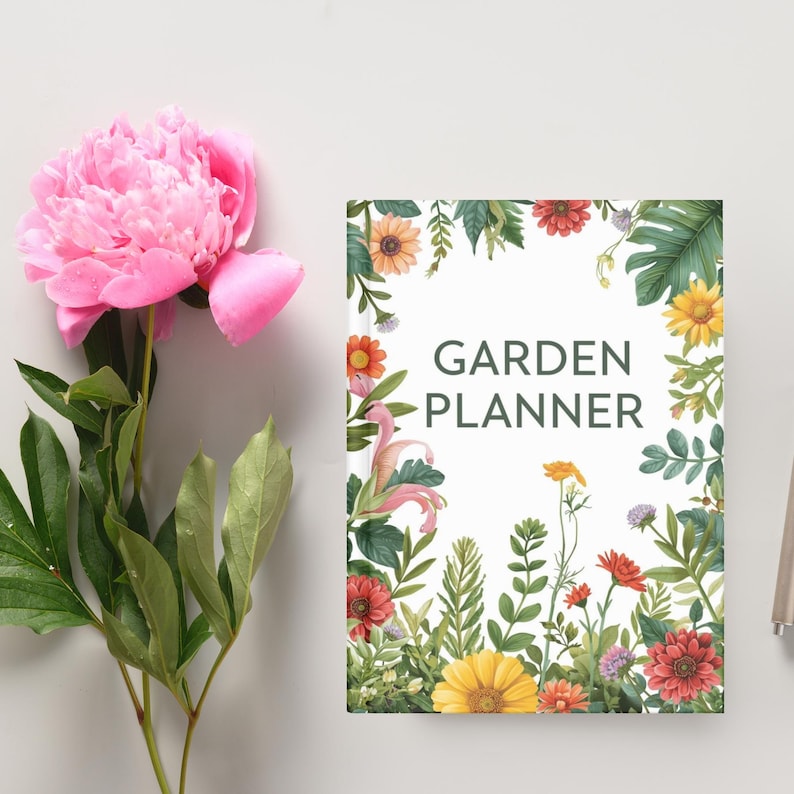 K&ouml;nnte beinhalten: Ein Garden Planner Notizbuch mit einem floralen Rand und den Worten "Garden Planner" in Gr&uuml;n. Eine gro&szlig;e rosa Pfingstrose und gr&uuml;ne Bl&auml;tter sind auf der linken Seite des Bildes zu sehen.