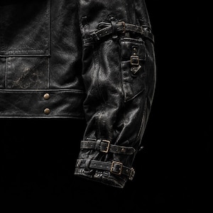 Chaqueta de motociclista militar sueca de los años 50: chaqueta de cuero de vaca negro con hebillas y cierre asimétrico. imagen 3