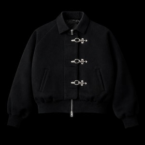 Puede incluir: Chaqueta bomber negra con cuello y cierres de palanca plateados. La chaqueta tiene cierre de cremallera y puños y dobladillo de canalé. La chaqueta está hecha de una tela suave y texturizada.