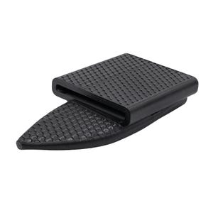 Puede incluir: Hebilla de correa negra con superficie texturizada y dise&ntilde;o geom&eacute;trico. La hebilla tiene una secci&oacute;n superior rectangular y una secci&oacute;n inferior triangular, ambas con un patr&oacute;n hexagonal repetido.