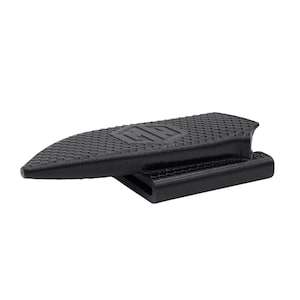 Puede incluir: Un tope de puerta negro en forma de cu&ntilde;a, con una superficie texturizada y las letras "HW" en relieve en la parte superior. El tope de puerta tiene una base rectangular y una parte superior inclinada, dise&ntilde;ada para evitar que las puertas se cierren.