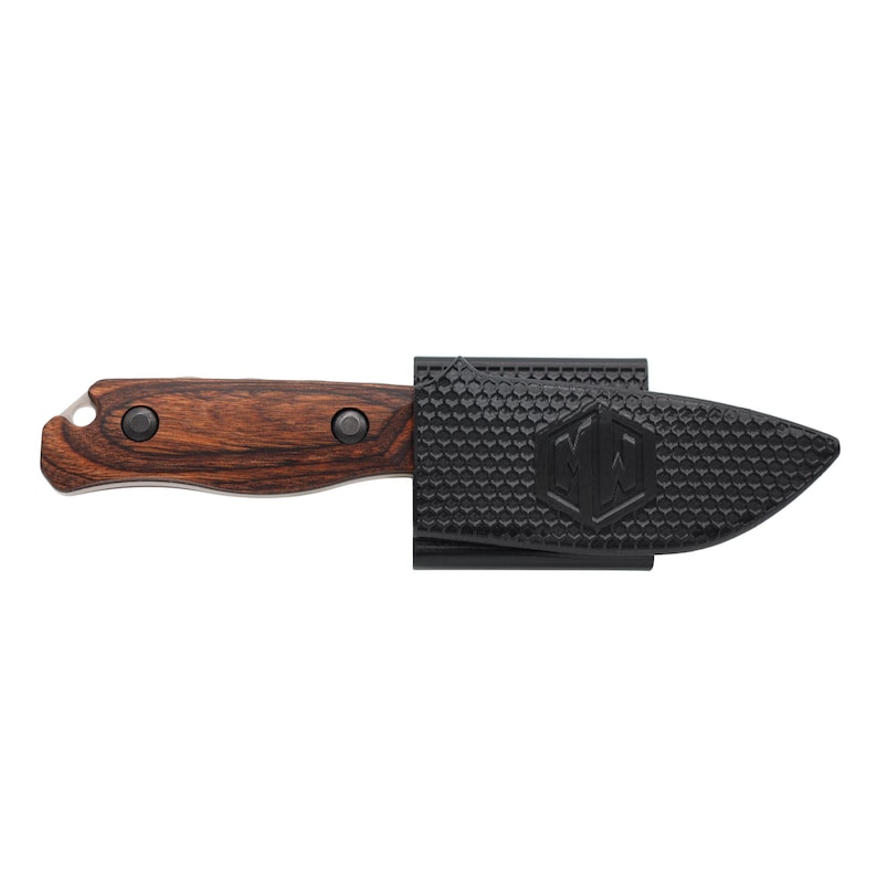 Puede incluir: Un cuchillo peque&ntilde;o de hoja fija con mango de madera oscura y funda negra. El mango est&aacute; asegurado con dos remaches oscuros. La funda tiene una superficie texturizada y un logotipo. El cuchillo est&aacute; dise&ntilde;ado para uso en exteriores.