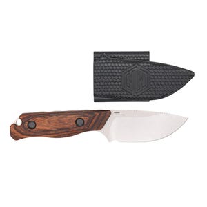 Puede incluir: Un cuchillo peque&ntilde;o de hoja fija con mango de madera y hoja plateada. El mango es de color marr&oacute;n oscuro con dos remaches negros. El cuchillo viene con una funda negra. La hoja tiene el texto "830V" impreso.