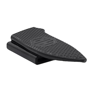 Puede incluir: Una funda negra texturizada con un patr&oacute;n hexagonal y un extremo puntiagudo. La funda presenta un emblema rectangular con un logotipo. Dise&ntilde;ada para sujetar un objeto peque&ntilde;o.