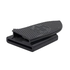 Puede incluir: Un componente de goma negro con una superficie texturizada y un logotipo en forma de diamante. El art&iacute;culo tiene un dise&ntilde;o acanalado y una forma rectangular con una parte superior curvada. Parece ser parte de un producto m&aacute;s grande.