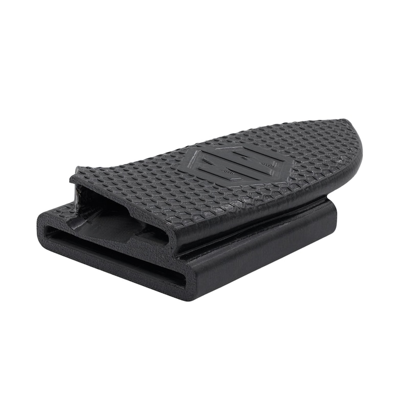 Puede incluir: Un componente de goma negro con una superficie texturizada y un logotipo en forma de diamante. El art&iacute;culo tiene un dise&ntilde;o acanalado y una forma rectangular con una parte superior curvada. Parece ser parte de un producto m&aacute;s grande.