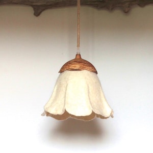 Suspension/baladeuse PETULA en feutre de laine et bois tourné