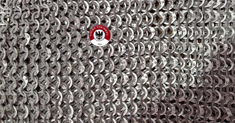 Puede incluir: Primer plano de una tela de cota de malla con un patr&oacute;n repetitivo de anillos met&aacute;licos entrelazados. El metal es de color plateado. Un logotipo circular con el texto "VIKING CHAINMAIL USA" es visible.