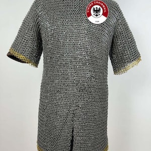 9 mm genieteter Kettenhemd Habergeon mit alternativem Ring und Messingkanten | Für Cosplay & Reenactment