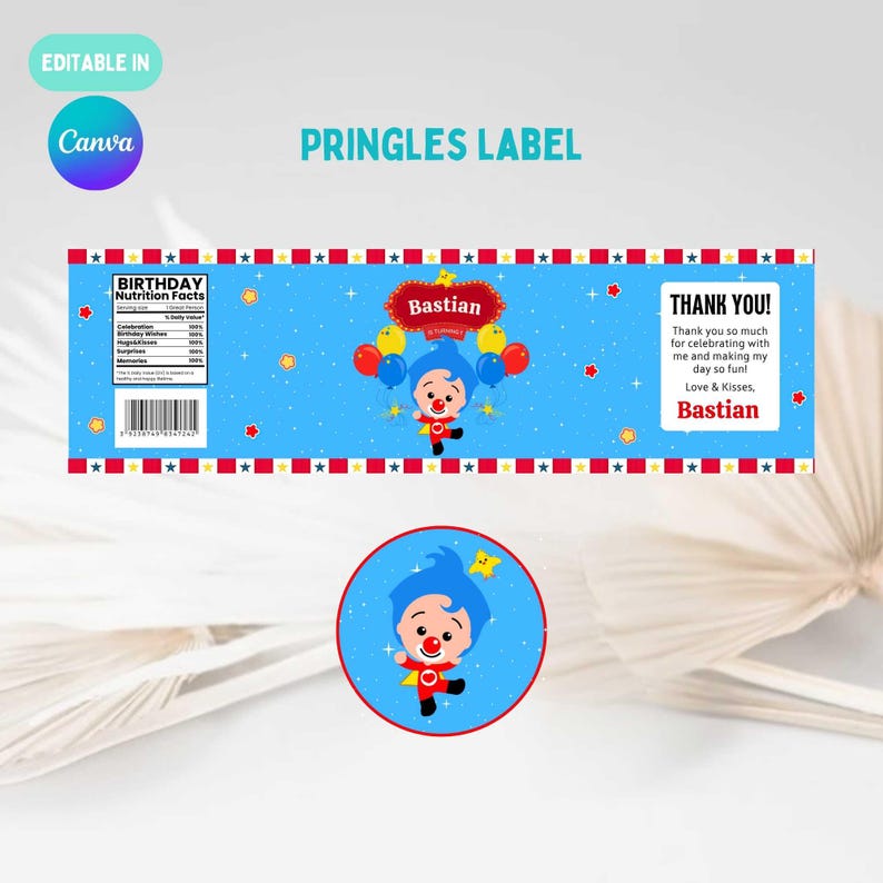 Pu&ograve; includere: Un'etichetta blu Pringles con il testo "PRINGLES LABEL" e "BIRTHDAY Nutrition Facts". L'etichetta presenta un clown dei cartoni animati con palloncini e il nome "Bastian". Include anche un messaggio "THANK YOU!".