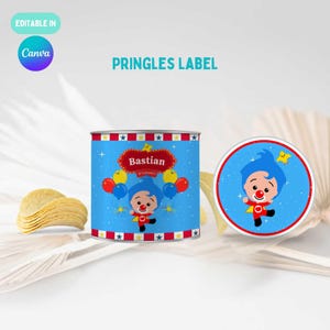 Pu&ograve; includere: Un design di etichetta Pringles con un personaggio dei cartoni animati su sfondo blu e palloncini. L'etichetta include il nome "Bastian" e il testo "Pringles Label". &Egrave; visibile anche una pila di patatine.