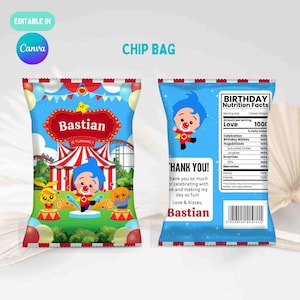 Pode incluir: Um design colorido de saco de batatas fritas com tema de circo, com o nome "Bastian" e o texto "IS TURNING 1". A frente exibe uma tenda de circo e personagens de desenhos animados. A parte de trás tem um rótulo de informações nutricionais e uma mensagem de agradecimento.